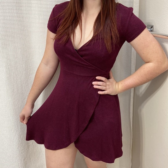 Women’s Arizona Jean Co burgundy/wine colored soft v-neck faux wrap dress. Sz S - Picture 3 of 7